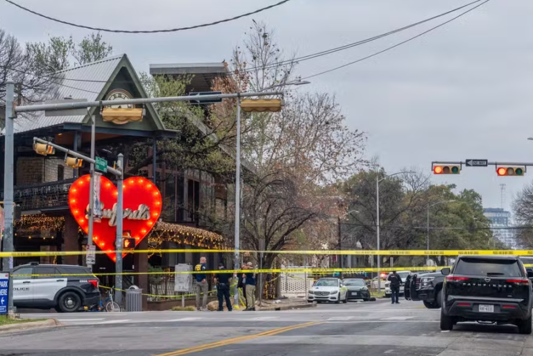 eua:-ataque-a-tiros-no-texas-deixa-pelo-menos-tres-mortos-em-potencial-‘ato-de-terrorismo’,-diz-fbi;-atirador-usava-camisa-com-bandeira-do-ira
