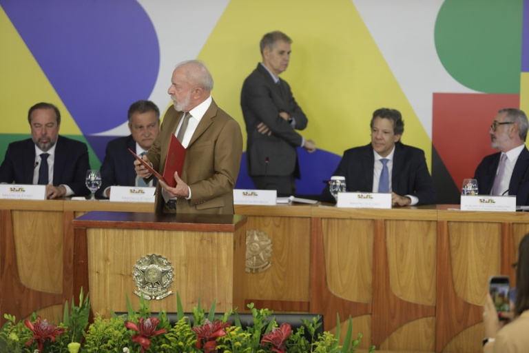 lula-corta-imposto-de-combustivel-a-5-meses-da-eleicao