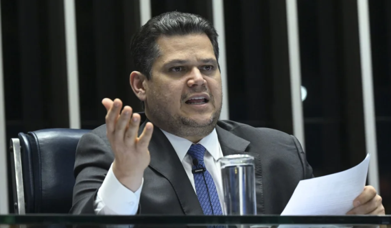 alcolumbre-enviou-oficio-a-si-mesmo-para-liberar-emenda-de-r$-30-milhoes-a-empresa-de-suplente