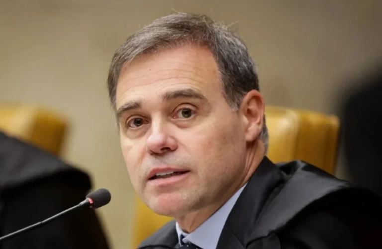 aviao-com-andre-mendonca-tem-decolagem-abortada-apos-falha-mecanica