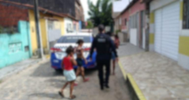 Mãe é presa após abandonar três filhas por 6 dias em Natal; crianças estavam com fome e chorando mae-e-presa-apos-abandonar-tres-filhas-por-6-dias-em-natal;-criancas-estavam-com-fome-e-chorando