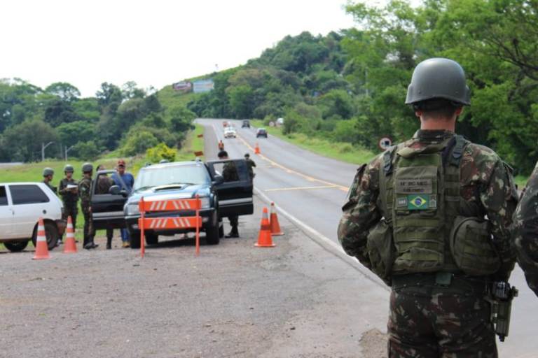Governo corta R$ 4,3 bilhões e Exército suspende ações contra o crime organizado na fronteira governo-corta-r$-4,3-bilhoes-e-exercito-suspende-acoes-contra-o-crime-organizado-na-fronteira
