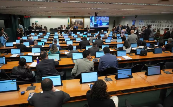 Comissão da Câmara dos Deputados aprova redução da maioridade penal de 18 para 16 anos comissao-da-camara-dos-deputados-aprova-reducao-da-maioridade-penal-de-18-para-16-anos