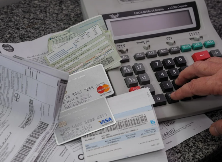 Endividamento das famílias cresce e chega a 81,6% em maio de 2026, maior índice desde 2015 endividamento-das-familias-cresce-e-chega-a-81,6%-em-maio-de-2026,-maior-indice-desde-2015