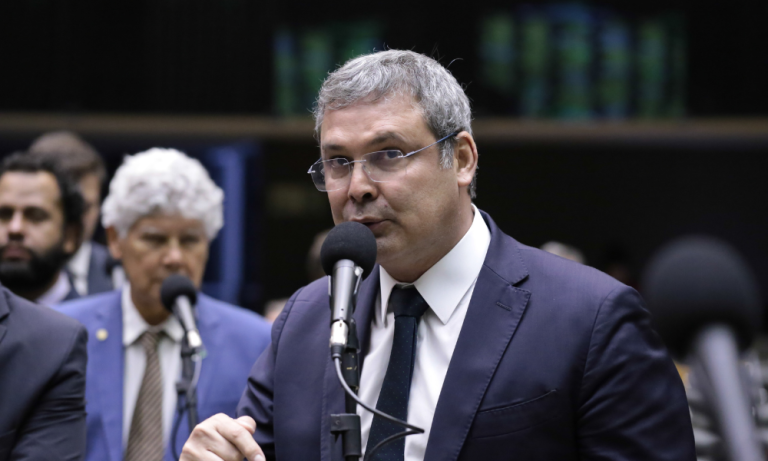 Deputado petista pede a Moraes para mandar Bolsonaro de volta para a cadeia deputado-petista-pede-a-moraes-para-mandar-bolsonaro-de-volta-para-a-cadeia
