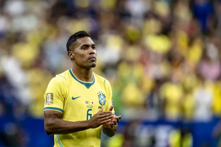 Alex Sandro renova com o Flamengo até 2027 após decepcionante Copa do Mundo alex-sandro-renova-com-o-flamengo-ate-2027-apos-decepcionante-copa-do-mundo